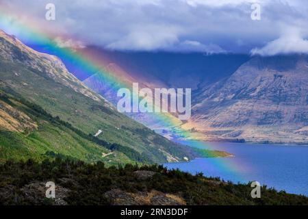 Neuseeland, South Island, Otago Region, Regenbogen auf der Straße von Queenstown nach Glenorchy entlang des Lake Wakatipu Stockfoto