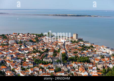 Frankreich, Charente Maritime, Fouras, das Dorf und l'Ile Madame (Luftaufnahme) Stockfoto