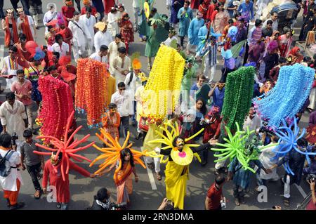 (150414) -- DHAKA, 14. April 2015 -- Bangladeshi nehmen an einer Parade Teil, um das Bengalische Neujahr oder Pohela Boishakh in Dhaka, Bangladesch, 14. April 2015 zu feiern. Bangladeshi feierten am Dienstag das Bengalische Neujahrsfest im ganzen Land. ) BANGLADESCH-DHAKA-BENGALI NEUJAHR SharifulxIslam PUBLICATIONxNOTxINxCHN Dhaka 14. April 2015 Bangladeshi nehmen an einer Parade Teil, um das Bengali Neujahr zu feiern oder Boishakh in Dhaka Bangladesch 14. April 2015 Bangladeshi-Prominente feierten das Bengali Neujahr im ganzen Land AM Dienstag Bangladesch Dhaka BICATINxBengali Neujahr PUxBLTUxTUxTUxBLIK Stockfoto