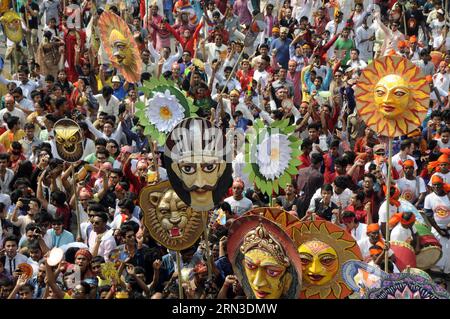 (150414) -- DHAKA, 14. April 2015 -- Bangladeshi nehmen an einer Kundgebung Teil, um das Bengalische Neujahr oder Pohela Boishakh in Dhaka, Bangladesch, 14. April 2015 zu feiern. Bangladeshi feierten am Dienstag das Bengalische Neujahrsfest im ganzen Land. ) BANGLADESCH-DHAKA-BENGALI NEUJAHR SharifulxIslam PUBLICATIONxNOTxINxCHN Dhaka 14. April 2015 Bangladeshi nehmen an einer Rallye Teil, um das Bengali Neujahr zu feiern oder Boishakh in Dhaka Bangladesch 14. April 2015 Bangladeshi-Prominente feierten das Bengali Neujahr im ganzen Land AM Dienstag Bangladesch DhNOBICxATIOPUxBLNNNNBUCHN Stockfoto