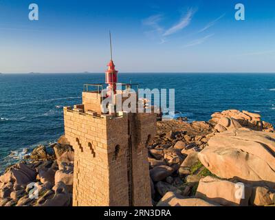 Frankreich, Cotes d'Armor, Perros Guirec, Ploumanac'h, Granit Rose Coast, Pointe de Squewel, auf dem Douaniers Trail oder dem GR 34 Fernwanderweg, Nahaufnahme des Feuers vom Mean Ruz Leuchtturm (Blick auf die Luft) Stockfoto