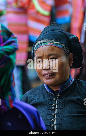 Vietnam, Sündenmann, Wochenmarkt für Stammesleute, Gay Stammesleute, die Reisalkohol testen Stockfoto
