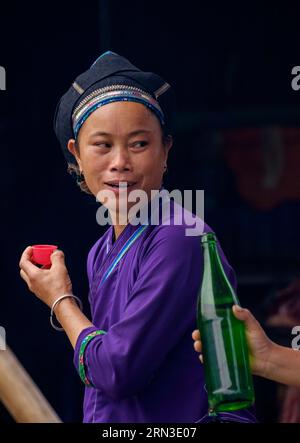 Vietnam, Ha Giang, Bezirk Sin man ou Xin man, Markt Sin man, ethnische Minderheit von Nung, Alkohol Stockfoto