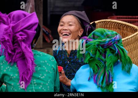 Vietnam, Ha Giang, Bezirk Sin man ou Xin man, Markt Sin man, ethnische Minderheit von Nung, Alkohol Stockfoto