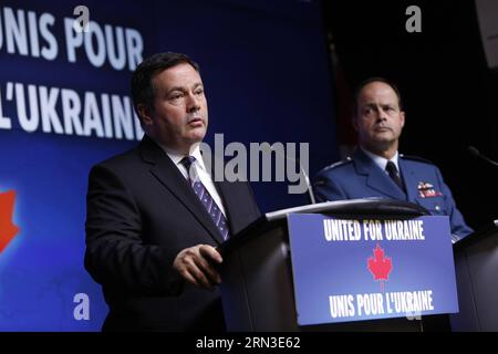 (150414) -- OTTAWA, 14. April 2015 -- Kanadas Verteidigungsminister Jason Kenney (L) und General Thomas Lawson, Chief of the Defence Staff, beantworten Fragen der Medien während einer Pressekonferenz, nachdem er mit dem kanadischen Premierminister Stephen Harper, im Hauptquartier des Verteidigungsministeriums in Ottawa, Kanada am 14. April 2015. Kanada werde erhebliche zusätzliche militärische Hilfe bereitstellen, um die Ausbildung und den Aufbau der Kapazitäten der ukrainischen Streitkräfte zu unterstützen, sagte Harper am Dienstag. ) KANADA-OTTAWA-UKRAINE-MILITÄRHILFE DavidxKawai PUBLICATIONxNOTxINxC Stockfoto