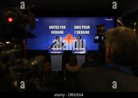 (150414) -- OTTAWA, 14. April 2015 -- Kanadas Verteidigungsminister Jason Kenney (L) und General Thomas Lawson, Chief of the Defence Staff, beantworten Fragen der Medien während einer Pressekonferenz, nachdem er mit dem kanadischen Premierminister Stephen Harper, im Hauptquartier des Verteidigungsministeriums in Ottawa, Kanada am 14. April 2015. Kanada werde erhebliche zusätzliche militärische Hilfe bereitstellen, um die Ausbildung und den Aufbau der Kapazitäten der ukrainischen Streitkräfte zu unterstützen, sagte Harper am Dienstag. ) KANADA-OTTAWA-UKRAINE-MILITÄRHILFE DavidxKawai PUBLICATIONxNOTxINxC Stockfoto