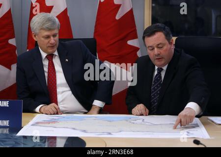 (150414) -- OTTAWA, 14. April 2015 -- der kanadische Premierminister Stephen Harper (L) und Verteidigungsminister Jason Kenney nahmen am 14. April 2015 in Ottawa (Kanada) an einem Briefing über die aktuelle Sicherheitslage in der Ukraine Teil. Kanada werde erhebliche zusätzliche militärische Hilfe bereitstellen, um die Ausbildung und den Aufbau der Kapazitäten der ukrainischen Streitkräfte zu unterstützen, sagte Harper am Dienstag. ) KANADA-OTTAWA-UKRAINE-MILITÄRHILFE DavidxKawai PUBLICATIONxNOTxINxCHN Ottawa 14. April 2015 der kanadische Premierminister Stephen Harper l und die Verteidigungsminister Jason Kenney nehmen an einem Briefing ÜBER die derzeitige Sicherheitslage in der Ukraine in Ottaw Teil Stockfoto