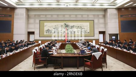 (150414) -- PEKING, 14. April 2015 -- der chinesische Premierminister Li Keqiang leitet ein Symposium über die aktuelle Wirtschaftslage in Peking, Hauptstadt Chinas, 14. April 2015. ) (Yxb) CHINA-BEIJING-LI KEQIANG-SYMPOSIUM(CN) DingxLin PUBLICATIONxNOTxINxCHN Peking 14. April 2015 Chinesischer Ministerpräsident Keqiang führte ein Symposium ÜBER DIE aktuelle Wirtschaftslage in Peking Hauptstadt Chinas 14. April 2015 China Peking Links Keqiang Symposium CN PUBLICATIONxNOTxINxCHN Stockfoto