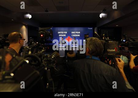 (150414) -- OTTAWA, 14. April 2015 -- Kanadas Verteidigungsminister Jason Kenney (L) und General Thomas Lawson, Chief of the Defence Staff, beantworten Fragen der Medien während einer Pressekonferenz, nachdem er mit dem kanadischen Premierminister Stephen Harper, im Hauptquartier des Verteidigungsministeriums in Ottawa, Kanada am 14. April 2015. Kanada werde erhebliche zusätzliche militärische Hilfe bereitstellen, um die Ausbildung und den Aufbau der Kapazitäten der ukrainischen Streitkräfte zu unterstützen, sagte Harper am Dienstag. ) KANADA-OTTAWA-UKRAINE-MILITÄRHILFE DavidxKawai PUBLICATIONxNOTxINxC Stockfoto