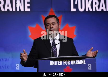 (150414) -- OTTAWA, 14. April 2015 -- Kanadas Verteidigungsminister Jason Kenney beantwortet Fragen aus den Medien während einer Pressekonferenz mit General Thomas Lawson, Chief of the Defence Staff (nicht im Bild), nachdem er mit dem kanadischen Premierminister Stephen Harper über die derzeitige Sicherheitslage in der Ukraine informiert hatte, im Hauptquartier des Verteidigungsministeriums in Ottawa, Kanada am 14. April 2015. Kanada werde erhebliche zusätzliche militärische Hilfe bereitstellen, um die Ausbildung und den Aufbau der Kapazitäten der ukrainischen Streitkräfte zu unterstützen, sagte Harper am Dienstag. ) KANADA-OTTAWA-UKRAINE-MILITÄRHILFE DAVIDXKAWAI Stockfoto