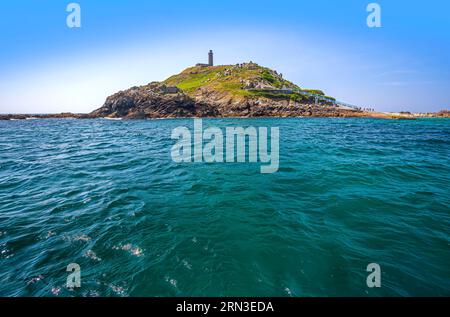 Frankreich, Cotes d'Armor, Perros Guirec, Naturschutzgebiet Sept Iles, allgemeine Ansicht von Île aux Moines (Enez AR Breur oder Jentilez) und seinem Leuchtturm Stockfoto