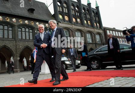 (150414) -- LÜBECK, 14. April 2015 () -- der deutsche Außenminister Frank-Walter Steinmeier (L) begrüßt den italienischen Außenminister Paolo Gentiloni im Vorfeld des Treffens der G7-Außenminister am 14. April 2015 in Lübeck. (/Auswaertiges Amt/photothek.net) DEUTSCHLAND-LÜBECK-G7-FM-MEETING Xinhua PUBLICATIONxNOTxINxCHN Lübeck 14. April 2015 die deutschen Außenminister Frank Walter Stein Meier l begrüßt die italienischen Außenminister Paolo Gentiloni im Vorfeld des Treffens des G7-Außenministers in Lübeck Deutschland AM 14. April 2015 Office Net Germany Lübeck G7 FM Meeting XUICATBLIOA PUATHIOA Stockfoto