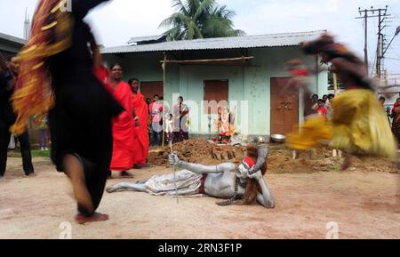 AGARTALA, 14. April 2015 – Hindu-Anhänger, die als Lord Shiva und andere Götter verkleidet sind, führen die Rituale von Charak Puja in Agartala, der Hauptstadt von Indiens nordöstlichem Staat Tripura, am 14. April 2015 durch. )(azp) INDIA-AGARTALA-CHARAK FESTIVAL Stringer PUBLICATIONxNOTxINxCHN 14. April 2015 hinduistische Anhänger, die als Lord Shiva und andere Götter verkleidet sind, führen das Ritual von Puja in der indischen Hauptstadt S Northeastern State Tripura 14. April 2015 EGP India Festival Stringer PUBLICATIONxNOTxINxCHN auf Stockfoto