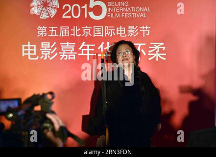 (150415) -- PEKING, 15. April 2015 -- Schauspielerin Siqin Gaowa nimmt an der Eröffnungszeremonie des internationalen Filmfests von Peking im Yanqi Lake Scenic Area in Peking, Hauptstadt von China, am 15. April 2015 Teil. Während des Karnevals finden Wassermusik-Shows, Talentshows, Live-Skulpturen usw. statt. Der Karneval findet am Rande des fünften Internationalen Filmfestivals in Peking statt, das vom 16. Bis 23. April in Peking stattfindet. ) (mt) CHINA-BEIJING-FILM FESTIVAL-CARNIVAL (CN) LixWen PUBLICATIONxNOTxINxCHN Peking 15. April 2015 Schauspielerin Siqin Gaowa nimmt an der Eröffnungszeremonie Teil Stockfoto