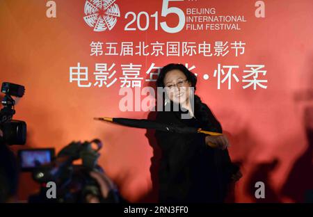 (150415) -- PEKING, 15. April 2015 -- Schauspielerin Siqin Gaowa nimmt an der Eröffnungszeremonie des internationalen Filmfests von Peking im Yanqi Lake Scenic Area in Peking, Hauptstadt von China, am 15. April 2015 Teil. Während des Karnevals finden Wassermusik-Shows, Talentshows, Live-Skulpturen usw. statt. Der Karneval findet am Rande des fünften Internationalen Filmfestivals in Peking statt, das vom 16. Bis 23. April in Peking stattfindet. ) (mt) CHINA-BEIJING-FILM FESTIVAL-CARNIVAL (CN) LixWen PUBLICATIONxNOTxINxCHN Peking 15. April 2015 Schauspielerin Siqin Gaowa nimmt an der Eröffnungszeremonie Teil Stockfoto