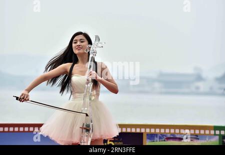 (150415) -- PEKING, 15. April 2015 -- Ein Musiker tritt bei der Eröffnungszeremonie des Filmkarnevals vor dem Beijing International Film Festival im Yanqi Lake Scenic Area in Peking, Hauptstadt von China, am 15. April 2015 auf. Während des Karnevals finden Wassermusik-Shows, Talentshows, Live-Skulpturen usw. statt. Der Karneval findet am Rande des fünften Internationalen Filmfestivals in Peking statt, das vom 16. Bis 23. April in Peking stattfindet. ) (mt) CHINA-BEIJING-FILM FESTIVAL-CARNIVAL (CN) LixWen PUBLICATIONxNOTxINxCHN Peking 15. April 2015 ein Musiker tritt BEI der Eröffnungszeremonie auf Stockfoto