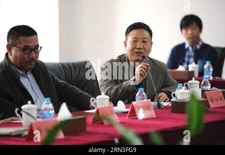 (150415) -- PEKING, 15. April 2015 -- Huang Xinyuan (2., L), Dekan der Schule für Animation der Kommunikationsuniversität Chinas, tauscht Ideen mit den Hollywood-Animationsmeistern Mike Reiss und Mark J. Gordon in Peking, Hauptstadt Chinas, 15. April 2015 aus. Reiss und Gordon werden an einem Teil der Veranstaltungen des fünften Internationalen Filmfestivals in Peking teilnehmen, das vom 16. Bis 23. April in Peking stattfindet. ) (mt) CHINA-BEIJING-FILM FESTIVAL-ANIMATION MASTERS- ACTIVITY (CN) XuxLiang PUBLICATIONxNOTxINxCHN Peking 15. April 2015 Huang Xinyuan 2. Dekan der Schule für Animation der Kommunikation Stockfoto