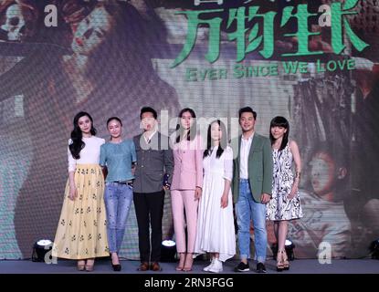 (150415) -- PEKING, 15. April 2015 -- Regisseur Li Yu (2. L) posiert mit den Schauspielern Fan Bingbing (1. L) und Han Geng (3. L) auf der Pressekonferenz zur Premiere des Films seit We Love in Peking, China, 15. April 2015. Der Film wird am 17. April in China während des Internationalen Filmfestivals in Peking gezeigt, das vom 16. Bis 23. April stattfindet. Gao Jing) CHINA-PEKING-INTERNATIONALES FILMFESTIVAL Gaojing PUBLICATIONxNOTxINxCHN Peking 15. April 2015 Regisseur verließ Yu 2. L posiert mit Cast-Mitgliedern, Unterstützer Bing Bing 1. L und Han Geng 3. L, AUF der Pressekonferenz der Premie Stockfoto