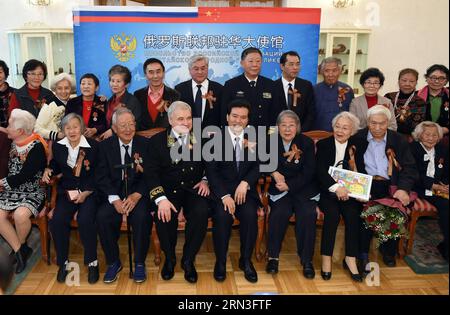 (150415) -- PEKING, 15. April 2015 -- Wang Zhengwei (C), stellvertretender Vorsitzender der Politischen Beratenden Konferenz des Nationalen Komitees des chinesischen Volkes (CPPCC), posiert für ein Gruppenfoto mit Delegierten von Medaillenempfängern während einer Preisverleihung zum 70. Jahrestag des Sieges Russlands im Großen Vaterländischen Krieg gegen Nazi-Deutschland in Peking, Hauptstadt Chinas, 15. April 2015. ) (Yxb) CHINA-BEIJING-WANG ZHENGWEI-AWARD-GREAT PATRIOTIC WAR(CN) XiexHuanchi PUBLICATIONxNOTxINxCHN Peking 15. April 2015 Wang C Stellvertretender Vorsitzender des Nationalen Komitees der chinesischen Prominenten S Political Stockfoto