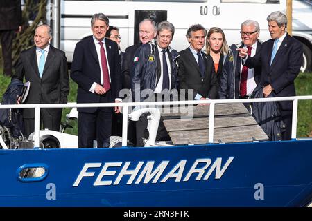 (150415) -- LÜBECK, 15. April 2015 -- (L-R) französischer Außenminister Laurent Fabius, britischer Außenminister Philip Hammond, japanischer Außenminister Fumio Kishida, kanadischer Außenminister Robert Nicholson, italienischer Außenminister Paolo Gentiloni, luebeckischer Bürgermeister Bernd Saxe, EU-Außenministerin Federica Mogherini, der deutsche Außenminister Frank-Walter Steinmeier und US-Außenminister John Kerry stehen an Bord eines Kreuzfahrtschiffes vor einer Plenarsitzung der G7-Außenminister in Lübeck am April. 15, 2015. Die Außenminister der G7 haben hier einen Join abgegeben Stockfoto