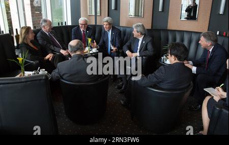 (150415) -- LÜBECK, 15. April 2015 -- US-Außenminister John Kerry (4. L), deutscher Außenminister Frank-Walter Steinmeie (3. L) sprechen mit ihren Kollegen vor einer Plenarsitzung der G7-Außenministerkonferenz am April in Lübeck. 15, 2015. Die Außenminister der G7 haben hier am Mittwoch eine gemeinsame Erklärung abgegeben, in der alle Seiten aufgefordert werden, ihre Verpflichtungen im Rahmen der Minsker Abkommen angesichts der Lage in der Ukraine umzusetzen.) DEUTSCHLAND-LÜBECK-G7-FM-MEETING AuswaertigesxAmt/photothek.net PUBLICATIONxNOTxINxCHN Lübeck 15. April 2015 US-Außenminister John Kerry 4. L Stockfoto