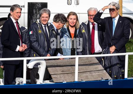 (150415) -- LÜBECK, 15. April 2015 -- (L-R) britischer Außenminister Philip Hammond, italienischer Außenminister Paolo Gentiloni, luebeckischer Bürgermeister Bernd Saxe, EU-Außenpolitikchefin Federica Mogherini, der deutsche Außenminister Frank-Walter Steinmeier und US-Außenminister John Kerry stehen an Bord eines Kreuzfahrtschiffes vor einer Plenarsitzung der G7-Außenminister in Lübeck am April. 15, 2015. Die Außenminister der G7 haben hier am Mittwoch eine gemeinsame Erklärung abgegeben, in der alle Seiten aufgefordert werden, ihre Verpflichtungen aus den Minsker Abkommen angesichts der Lage in der Ukraine umzusetzen Stockfoto