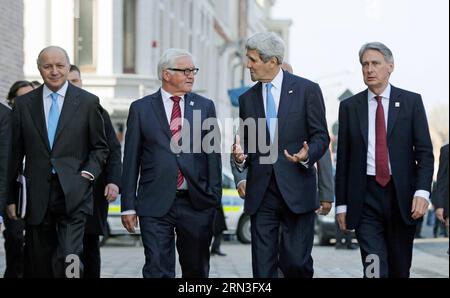 (150415) -- LÜBECK, 15. April 2015 -- US-Außenminister John Kerry (2. R) und Bundesaußenminister Frank-Walter Steinmeie (2. L) sprechen vor einer Plenarsitzung der G7-Außenminister in Lübeck, Deutschland, am April. 15, 2015. Die Außenminister der G7 haben hier am Mittwoch eine gemeinsame Erklärung abgegeben, in der alle Seiten aufgefordert werden, ihre Verpflichtungen aus den Minsker Abkommen angesichts der Lage in der Ukraine umzusetzen. Auswaertiges Amt/photothek.net) GERMANY-LUEBECK-G7-FM-MEETING ZhangxFan PUBLICATIONxNOTxINxCHN Lübeck 15. April 2015 US-Außenminister John Kerry 2 Stockfoto