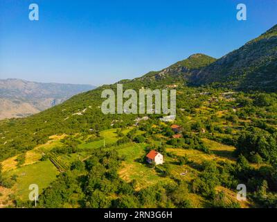 Montenegro, Zentralregion, Zeta-Tal, in Richtung Ostrog (Luftaufnahme) Stockfoto