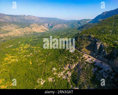 Montenegro, Zentralregion, Zeta-Tal, in Richtung Ostrog (Luftaufnahme) Stockfoto