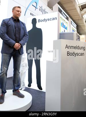 HANNOVER, 15. April 2015 -- Ein Besucher erlebt Bodyscan auf der Hannover Industriemesse am 15. April 2015 in Hannover. Die jährliche Hannover Industriemesse Hannover Messe wurde am Sonntagabend offiziell eröffnet und konzentriert sich zum dritten Mal in Folge auf die Integration der konventionellen Industrie und der IT-Branche. )(bxq) DEUTSCHLAND-HANNOVER-INDUSTRIEMESSE LuoxHuanhuan PUBLICATIONxNOTxINxCHN Hannover 15. April 2015 A Visitor Experiences Body Scan AUF der Hannover Industriemesse in Hannover Deutschland AM 15. April 2015 wurde die jährliche Hannover Industriemesse Hannover AM Sonntagabend offiziell eröffnet Stockfoto