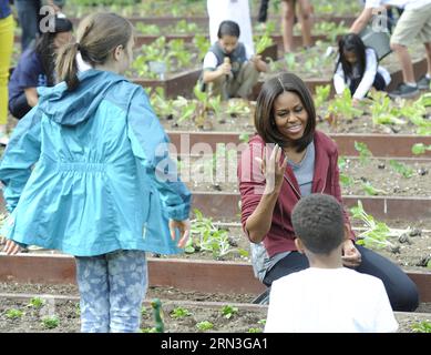 (150415) -- WASHINGTON D.C., 15. April 2014 -- US-First Lady Michelle Obama pflanzt mit Schulkindern im White House Kitchen Garden auf dem Südrasen des Weißen Hauses in Washington D.C., Hauptstadt der Vereinigten Staaten, 15. April 2015. US-First Lady Michelle Obama schloss sich den Führungskräften des FoodCorps und lokalen Studenten an, um den White House Kitchen Garden zum siebten Mal in Folge zu Pflanzen. ) US-WASHINGTON D.C.-WHITE HOUSE KITCHEN GARDEN BaoxDandan PUBLICATIONxNOTxINxCHN Washington D C 15. April 2014 US First Lady Michelle Obama Pflanzen mit Schulkindern im White House Kitchen Garden AUF der Stockfoto