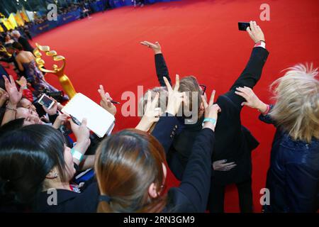 (150416) -- PEKING, 16. April 2015 -- Distinguished guests take a Selfie with the Fans during the Opening Ceremony of the 5th Beijing International Film Festival (BJIFF) in Beijing, Capital of China, 16. April 2015. Die BJIFF startete am Donnerstag und wird bis zum 23. April dauern. ) (mt) CHINA-BEIJING-FILM FESTIVAL-OPENING (CN) YinxGang PUBLICATIONxNOTxINxCHN Peking 16. April 2015 Distinguished Guests nehmen mit den Unterstützern während der Eröffnungszeremonie des 5. Internationalen Filmfestivals in Peking, Hauptstadt von China, am 16. April 2015 den gestarteten Donnerstag ein und werden bis zum 2. April geladen Stockfoto