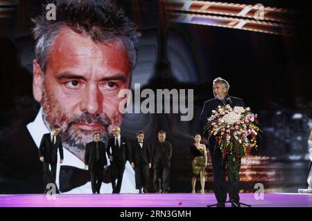 (150416) -- PEKING, 16. April 2015 -- der französische Regisseur Luc Besson, Vorsitzender der Jury, spricht die Eröffnungszeremonie des fünften Internationalen Filmfestivals von Peking (BJIFF) im Namen der Jurys in Peking, der Hauptstadt Chinas, am 16. April 2015 an. Die BJIFF startete am Donnerstag und wird bis zum 23. April dauern. ) (mt) CHINA-BEIJING-FILM FESTIVAL-OPENING (CN) ShenxBohan PUBLICATIONxNOTxINxCHN Peking 16. April 2015 der französische Regisseur Luc Besson, Vorsitzender der Jury, spricht IM Namen des Juryverfahrens in Peking, Hauptstadt CHINAS, an der Eröffnungszeremonie des Fünften Internationalen Filmfestivals in Peking Stockfoto