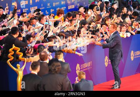 (150416) -- PEKING, 16. April 2015 -- Schauspieler Arnold Schwarzenegger interagiert mit Fans beim Spaziergang auf dem roten Teppich während der Eröffnungszeremonie des fünften Beijing International Film Festival (BJIFF) in Peking, Hauptstadt von China, 16. April 2015. Die BJIFF startete am Donnerstag und wird bis zum 23. April dauern. ) (mt) CHINA-BEIJING-FILM FESTIVAL-OPENING (CN) LixRenzi PUBLICATIONxNOTxINxCHN Peking 16. April 2015 Schauspieler Arnold Schwarzenegger interagiert mit Unterstützern beim Spaziergang auf dem Roten Teppich während der Eröffnungszeremonie des Fünften Internationalen Filmfestivals in Peking Hauptstadt Chinas Apr Stockfoto