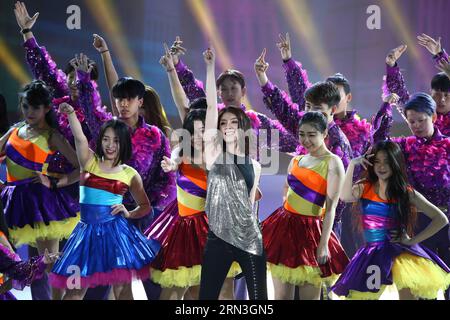 (150416) -- PEKING, 16. April 2015 -- Schauspielerin und Sängerin Kelly Chen (Front C) aus Hongkong gibt eine Aufführung bei der Eröffnungszeremonie des fünften Beijing International Film Festival (BJIFF) in Peking, Hauptstadt Chinas, 16. April 2015. Die BJIFF startete am Donnerstag und wird bis zum 23. April dauern. ) (mt) CHINA-BEIJING-FILM FESTIVAL-OPENING (CN) ChenxJianli PUBLICATIONxNOTxINxCHN Peking 16. April 2015 Schauspielerin und Sängerin Kelly Chen Front C aus Hongkong gibt eine Performance BEI der Eröffnungszeremonie des Fünften Internationalen Filmfestivals in Peking, Hauptstadt von China, 16. April 2015 The Stockfoto