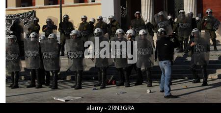 (150416) -- ATHEN, 16. April 2015 -- Ein Demonstrant gegen den Betrieb der Skouries-Goldmine in Griechenlands Halkidiki trifft am 16. April 2015 in Athen, Griechenland, mit der Aufständischen Polizei zusammen. Demonstranten gegen eine dreijährige Goldmineninvestition in Nordgriechenland gingen am Donnerstag auf die Straße. GRIECHENLAND-ATHEN-GOLD MINE-SKOURIES-PROTEST MariosxLolos PUBLICATIONxNOTxINxCHN Athen 16. April 2015 A gegen den Betrieb der Goldmine in Griechenland S Halkidiki trifft mit der Riot-Polizei in Athen Griechenland AM 16. April 2015 Demonstranten gegen eine dreijährige Goldmine Investitionen in Nordgriechenland gingen auf die Straße Stockfoto