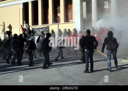 (150416) -- ATHEN, 16. April 2015 -- Demonstranten gegen den Betrieb der Skouries-Goldmine in der griechischen Halkidiki treffen am 16. April 2015 in Athen, Griechenland, auf die Polizei. Demonstranten gegen eine dreijährige Goldmineninvestition in Nordgriechenland gingen am Donnerstag auf die Straße. GRIECHENLAND-ATHEN-GOLD MINE-SKOURIES-PROTEST MariosxLolos PUBLICATIONxNOTxINxCHN Athen 16. April 2015 Demonstranten gegen den Betrieb der Goldmine in Griechenland S Halkidiki Zusammenstoß mit der Riot-Polizei in Athen Griechenland AM 16. April 2015 Demonstranten gegen eine dreijährige Goldmine Investitionen in Nordgriechenland gingen nach Str Stockfoto