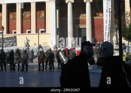 (150416) -- ATHEN, 16. April 2015 -- Demonstranten gegen den Betrieb der Skouries-Goldmine in der griechischen Halkidiki treffen am 16. April 2015 in Athen, Griechenland, auf die Polizei. Demonstranten gegen eine dreijährige Goldmineninvestition in Nordgriechenland gingen am Donnerstag auf die Straße. GRIECHENLAND-ATHEN-GOLD MINE-SKOURIES-PROTEST MariosxLolos PUBLICATIONxNOTxINxCHN Athen 16. April 2015 Demonstranten gegen den Betrieb der Goldmine in Griechenland S Halkidiki Zusammenstoß mit der Riot-Polizei in Athen Griechenland AM 16. April 2015 Demonstranten gegen eine dreijährige Goldmine Investitionen in Nordgriechenland gingen nach Str Stockfoto