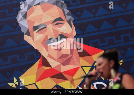 (150416) -- BOGOTA, 16. April 2015 -- Eine Sängerin tritt während der Einweihung des Wandbildes zum Gedenken an den kolumbianischen Schriftsteller Gabriel Garcia Marquez in Bogota, Kolumbien, am 16. April 2015 auf. Das Kollektiv um Street Art Colombia schuf das Wandgemälde Macondo zum Gedenken an den Schriftsteller Gabriel Garcia Marquez, das einen Tag vor seinem ersten trauernden Jahrestag mit Informationen der lokalen Presse enthüllt wurde. Jhon Paz) (jg) COLOMBIA-BOGOTA-CULTURE-GARCIA MARQUEZ e Jhonpaz PUBLICATIONxNOTxINxCHN Bogota 16. April 2015 ein Sänger tritt während der Einweihung des Wandbildes in Memor auf Stockfoto