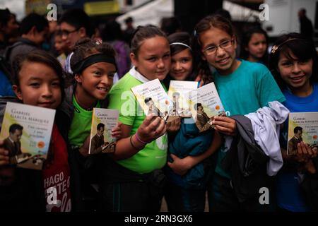 (150416) -- BOGOTA, 16. April 2015 -- Bewohner halten Bücher während der Einweihung des Wandbildes zum Gedenken an den kolumbianischen Schriftsteller Gabriel Garcia Marquez, in Bogota, Kolumbien, am 16. April 2015. Das Kollektiv um Street Art Colombia schuf das Wandgemälde Macondo zum Gedenken an den Schriftsteller Gabriel Garcia Marquez, das einen Tag vor seinem ersten trauernden Jahrestag mit Informationen der lokalen Presse enthüllt wurde. Jhon Paz) (jg) COLOMBIA-BOGOTA-CULTURE-GARCIA MARQUEZ e Jhonpaz PUBLICATIONxNOTxINxCHN Bogota 16. April 2015 Residents Hold Books während der Einweihung des Wandbildes in Stockfoto