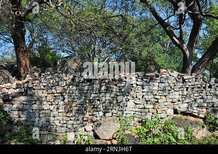 (150417) -- DOMBOSHABA, 17. April 2015 -- Foto vom 12. April zeigt das Domboshaba-Nationaldenkmal im Norden Botswanas. Es war der Hof und die Residenz eines wichtigen Häuptlings, der das Gebiet im Namen des Königs von Groß-Simbabwe regierte. Es geht auf das 15. Jahrhundert zurück und war eines der Verwaltungszentren des Staates Zimbabwe. Es war das erste Denkmal, das Anfang der 1930er Jahre in Botswana ausgegraben wurde Die ausgegrabenen Gegenstände, darunter importierte chinesische Porzellanwaren, deuten darauf hin, dass Domboshaba Teil des Handelsnetzes der Ostküste war, das bis nach Mosambik reichte. BOTSWANA-DOMBOSHABA-NATI Stockfoto