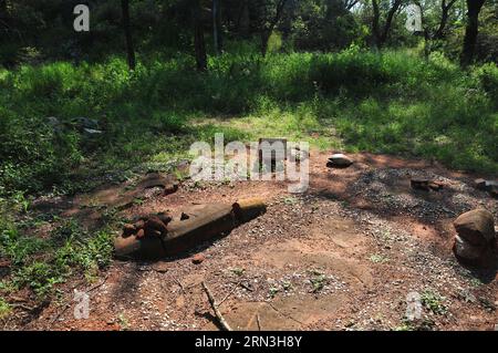 (150417) -- DOMBOSHABA, 17. April 2015 -- Foto vom 12. April zeigt das Domboshaba-Nationaldenkmal im Norden Botswanas. Es war der Hof und die Residenz eines wichtigen Häuptlings, der das Gebiet im Namen des Königs von Groß-Simbabwe regierte. Es geht auf das 15. Jahrhundert zurück und war eines der Verwaltungszentren des Staates Zimbabwe. Es war das erste Denkmal, das Anfang der 1930er Jahre in Botswana ausgegraben wurde Die ausgegrabenen Gegenstände, darunter importierte chinesische Porzellanwaren, deuten darauf hin, dass Domboshaba Teil des Handelsnetzes der Ostküste war, das bis nach Mosambik reichte. BOTSWANA-DOMBOSHABA-NATI Stockfoto