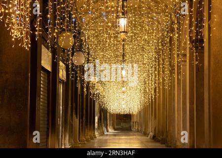 Weihnachtslichter hängen in der Arkade auf dem Markusplatz, Venedig, Italien. Stockfoto