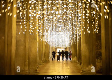 Weihnachtslichter hängen in der Arkade auf dem Markusplatz, Venedig, Italien. Stockfoto