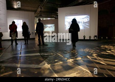 (150417) -- AMSTERDAM, 17. April 2015 -- Besucher sehen sich Fotos der Weltpresse Photo 2015 an, die auf der Nieuwe Kerk in Amsterdam, Niederlande, am 17. April 2015 ausgestellt ist. Vom 18. April bis zum 5. Juli findet hier die Ausstellung World Press Photo 2015 statt. Jedes Jahr nach dem World Press Photo Contest gehen die Siegerbilder auf Tour um den Globus.) (Djj) NIEDERLANDE-AMSTERDAM-WELT PRESSEFOTOAUSSTELLUNG SylviaxLederer PUBLICATIONxNOTxINxCHN Amsterdam 17. April 2015 Besucher sehen sich Fotos ÜBER die Weltpresse Foto 2015 Ausstellung AUF der Nieuwe Kerk in Amsterdam Niederlande 17. April 2015 Weltpresse Foto Stockfoto