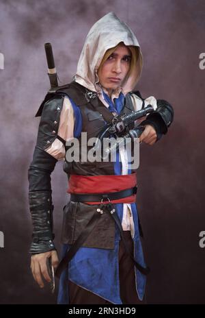 (150417) -- BUENOS AIRES, 17. April 2015 -- Ein Mann, Der sich als Edward Kenway des Videospiels Assassin s Creed 4 verkleidet hat, posiert während der International Comics and Pop Culture Convention Argentina Comic Con in Buenos Aires, Hauptstadt von Argentinien, am 17. April 2015. Martin Zabala (da) ARGENTINA-BUENOS AIRES-SOCIETY-COMIC-CONVENTION e MARTINxZABALA PUBLICATIONxNOTxINxCHN Buenos Aires 17. April 2015 ein Mann verkleidet als der Charakter Edward des Videospiels Assassin S Creed 4 posiert während der Internationalen Comic- und Popkulturkonvention Argentinien Comic Con in Buenos Aires City C. Stockfoto