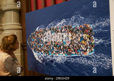 (150417) -- AMSTERDAM, 17. April 2015 -- Ein Besucher schaut sich Fotos der Weltpresse Photo 2015 an, die auf der Nieuwe Kerk in Amsterdam, Niederlande, am 17. April 2015 ausgestellt ist. Vom 18. April bis zum 5. Juli findet hier die Ausstellung World Press Photo 2015 statt. Jedes Jahr nach dem World Press Photo Contest gehen die Siegerbilder auf Tour um den Globus.) (Djj) NIEDERLANDE-AMSTERDAM-WELT PRESSEFOTOAUSSTELLUNG SylviaxLederer PUBLICATIONxNOTxINxCHN 150417 Amsterdam 17. April 2015 A Visitor Watches Photos ON the World Press Photo 2015 Exhibiton AT the Nieuwe Kerk in Amsterdam Niederlande 17. April 2015 Worl Stockfoto