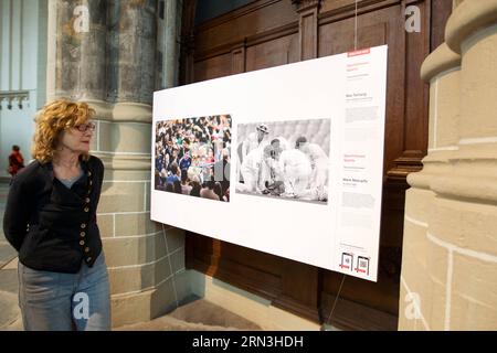 (150417) -- AMSTERDAM, 17. April 2015 -- Ein Besucher schaut sich Fotos der Weltpresse Photo 2015 an, die auf der Nieuwe Kerk in Amsterdam, Niederlande, am 17. April 2015 ausgestellt ist. Vom 18. April bis zum 5. Juli findet hier die Ausstellung World Press Photo 2015 statt. Jedes Jahr nach dem World Press Photo Contest gehen die Siegerbilder auf Tour um den Globus.) (Djj) NIEDERLANDE-AMSTERDAM-WELT PRESSEFOTOAUSSTELLUNG SylviaxLederer PUBLICATIONxNOTxINxCHN Amsterdam 17. April 2015 ein Besucher beobachtet Fotos ÜBER die Weltpresse Foto 2015 Aussteller AUF der Nieuwe Kerk in Amsterdam Niederlande 17. April 2015 Weltpresse Stockfoto