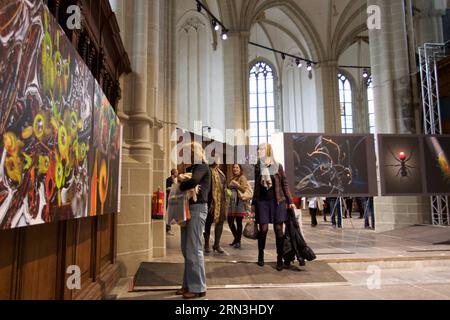 (150417) -- AMSTERDAM, 17. April 2015 -- Besucher sehen sich Fotos der Weltpresse Photo 2015 an, die auf der Nieuwe Kerk in Amsterdam, Niederlande, am 17. April 2015 ausgestellt ist. Vom 18. April bis zum 5. Juli findet hier die Ausstellung World Press Photo 2015 statt. Jedes Jahr nach dem World Press Photo Contest gehen die Siegerbilder auf Tour um den Globus.) (Djj) NIEDERLANDE-AMSTERDAM-WELT PRESSEFOTOAUSSTELLUNG SylviaxLederer PUBLICATIONxNOTxINxCHN Amsterdam 17. April 2015 Besucher sehen sich Fotos ÜBER die Weltpresse Foto 2015 Ausstellung AUF der Nieuwe Kerk in Amsterdam Niederlande 17. April 2015 Weltpresse Foto Stockfoto