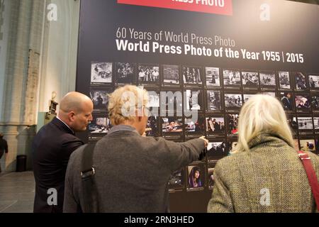 (150417) -- AMSTERDAM, 17. April 2015 -- Besucher sehen sich Fotos der Weltpresse Photo 2015 an, die auf der Nieuwe Kerk in Amsterdam, Niederlande, am 17. April 2015 ausgestellt ist. Vom 18. April bis zum 5. Juli findet hier die Ausstellung World Press Photo 2015 statt. Jedes Jahr nach dem World Press Photo Contest gehen die Siegerbilder auf Tour um den Globus.) (Djj) NIEDERLANDE-AMSTERDAM-WELT PRESSEFOTOAUSSTELLUNG SylviaxLederer PUBLICATIONxNOTxINxCHN Amsterdam 17. April 2015 Besucher sehen sich Fotos ÜBER die Weltpresse Foto 2015 Ausstellung AUF der Nieuwe Kerk in Amsterdam Niederlande 17. April 2015 Weltpresse Foto Stockfoto